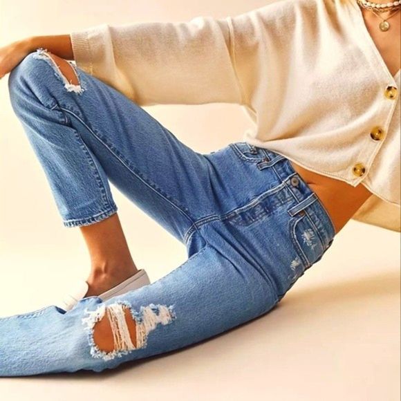 NWT Levis Wedgie Icon High Rise Distressed Jeans - Picture 1 of 13
